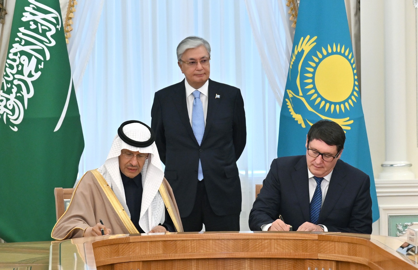 المملكة وكازاخستان توقعان برنامجاً تنفيذياً في مجالات الطاقة المتجددة والابتكارات ومكافحة الاحتباس الحراري 